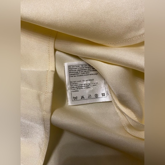 Chanel authentic limited edition vintage Sleeveless Cream Blouse, almost new - Picture 7 of 8